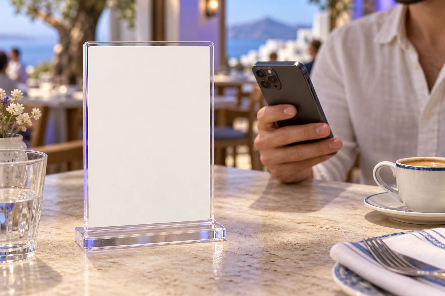 Σύνθεση παρουσίασης iServeMe — QR stand από plexiglass στο τραπέζι